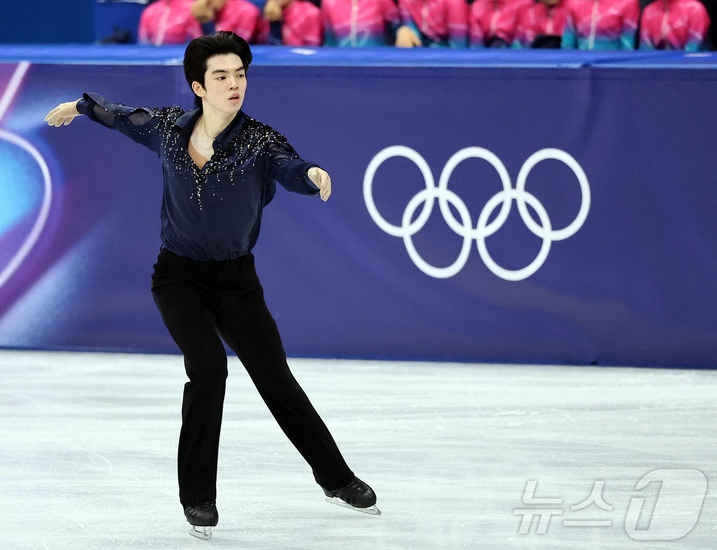 본문 이미지 - 피겨 차준환이 10일(현지시간) 이탈리아 밀라노 아이스 스케이팅 아레나에서 열린 2026 밀라노·코르티나담페초 동계 올림픽 피겨스케이팅 남자 싱글 쇼트프로그램에 출전해 연기를 펼치고 있다. 2026.2.11 ⓒ 뉴스1 김진환 기자