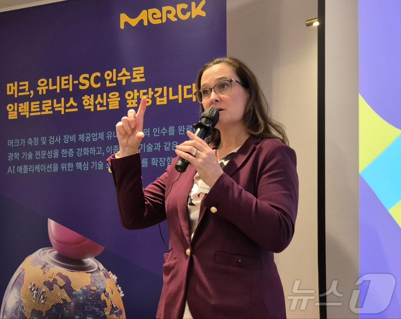 본문 이미지 - 캐서린 데이 카스 머크 일렉트로닉스 수석부사장이 10일 서울 강남구에서 열린 기자간담회에서 발언하고 있다. 2026.2.10 최동현 기자 ⓒ 뉴스1 최동현 기자