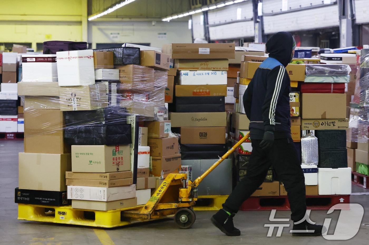 본문 이미지 - 서울 광진구 동서울우편물류센터에서 직원들이 택배 분류 작업으로 구슬땀을 흘리고 있다. 2026.2.11 ⓒ 뉴스1 김민지 기자