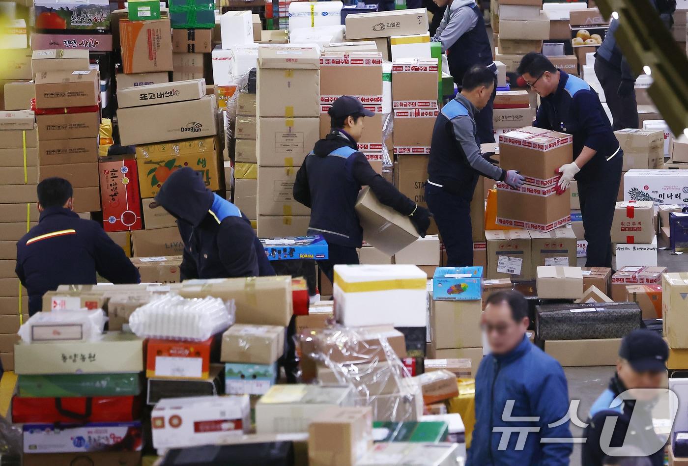 본문 이미지 - 서울 광진구 동서울우편물류센터에서 직원들이 택배 분류 작업으로 구슬땀을 흘리고 있다. 2026.2.11 ⓒ 뉴스1 김민지 기자