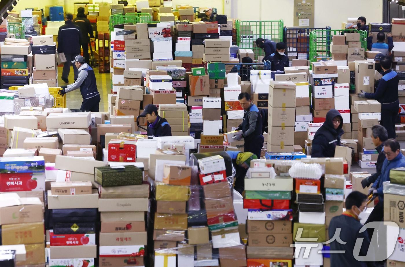 본문 이미지 - 설 명절을 앞둔 11일 오전 서울 광진구 동서울우편물류센터에서 직원들이 택배 분류 작업으로 구슬땀을 흘리고 있다. 2026.2.11 ⓒ 뉴스1 김민지 기자