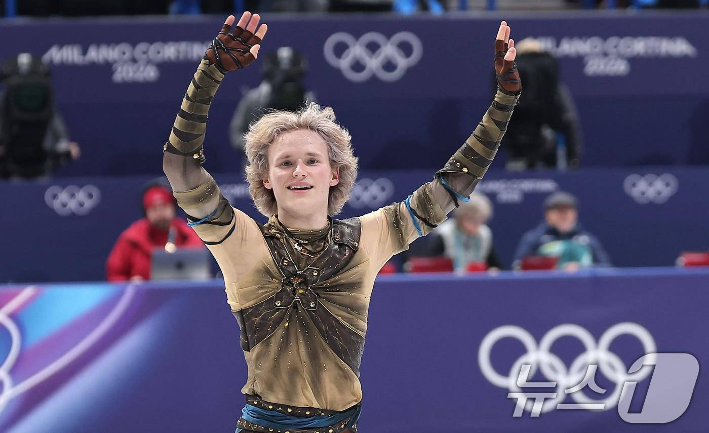 본문 이미지 - 미국 피겨 선수 일리야 말리닌이 10일(현지시간) 이탈리아 밀라노 아이스 스케이팅 아레나에서 열린 2026 밀라노·코르티나담페초 동계올림픽 피겨스케이팅 남자 싱글 쇼트 프로그램에서 연기를 마친 후 관중석을 향해 인사하고 있다. 2026.2.11 ⓒ 뉴스1 김성진 기자