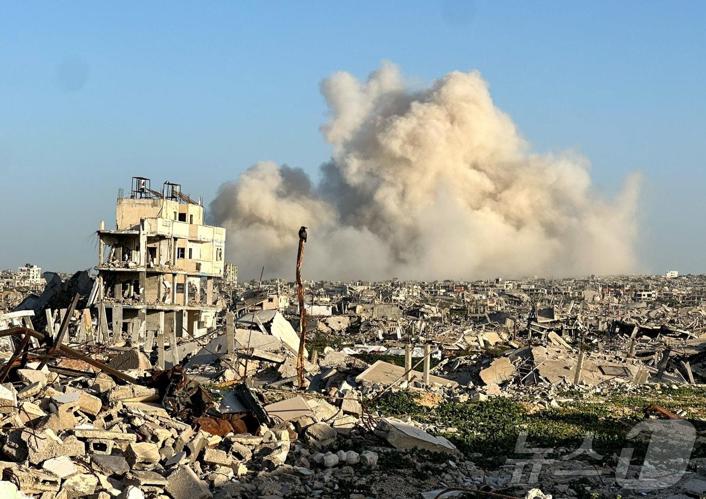 본문 이미지 - 10일(현지시간) 팔레스타인 가자 지구 남부 칸유니스의 이스라엘이 통제하는 '옐로 라인'(정전선) 구역 내에서 폭발이 일어난 뒤 연기가 피어오르고 있다. 2026.02.10. ⓒ 로이터=뉴스1