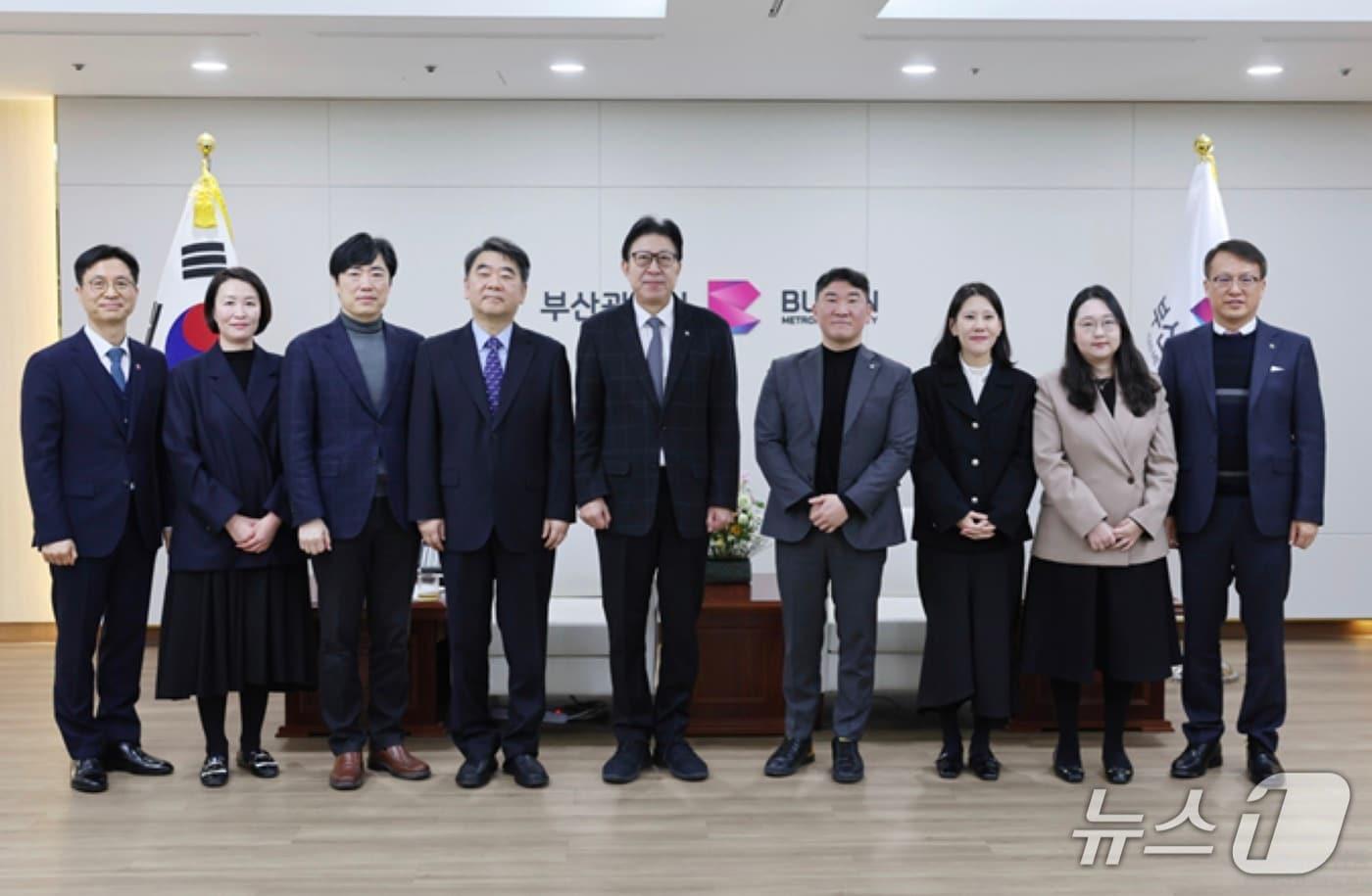 본문 이미지 - 박형준 부산시장(왼쪽 다섯번째)이 지난 5일 열린 감사위원 위촉식에서 신규 위촉된 감사위원 등과 기념촬영을 하고 있다. (부산시 제공. 재판매 및 DB금지)