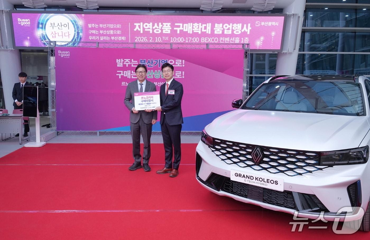 본문 이미지 - 지난 10일 부산 벡스코에서 부산시 주최로 열린 지역상품 우선구매 붐업행사에서 박형준 부산시장(좌측)과 김광국 르노코리아 영업본부 남동부지역본부장이 기념 사진을 촬영하고 있다. (르노코리아 제공)