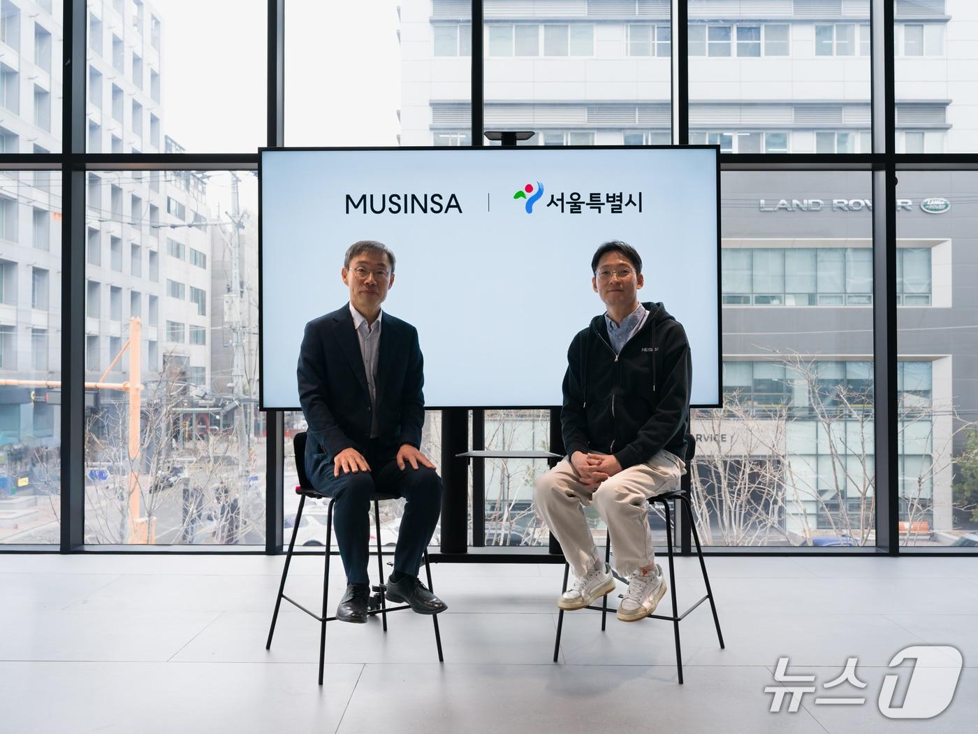 본문 이미지 - 왼쪽부터 김영환 서울시 정원도시국장, 무신사 이승진 부사장.(서울시 제공)