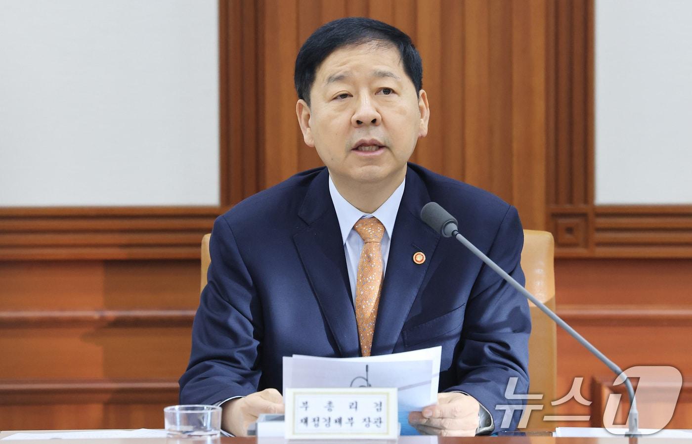 본문 이미지 - 구윤철 경제부총리 겸 재정경제부 장관이 11일 서울 종로구 정부서울청사에서 열린 민생물가 특별관리 관계장관 TF 회의에서 모두발언을 하고 있다. 2026.2.11 ⓒ 뉴스1 임세영 기자