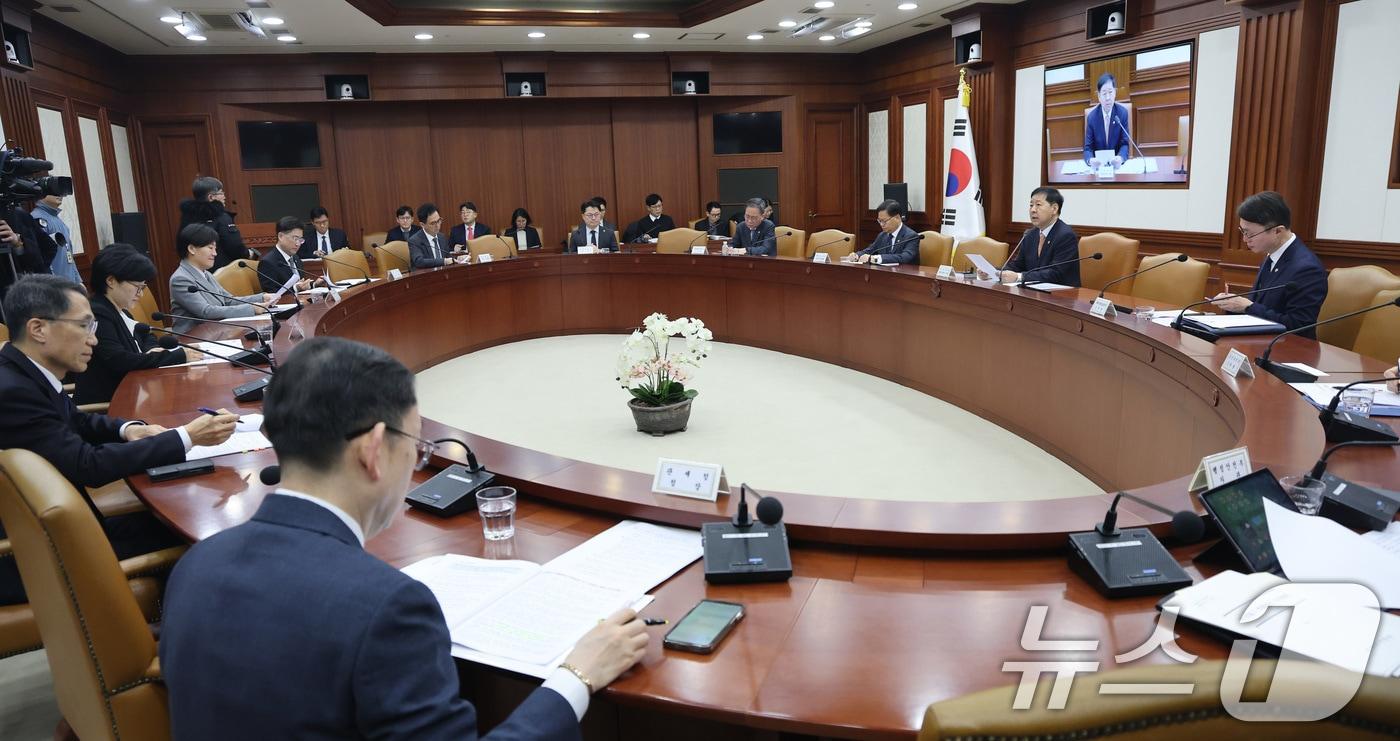 본문 이미지 - 구윤철 경제부총리 겸 재정경제부 장관이 11일 서울 종로구 정부서울청사에서 열린 민생물가 특별관리 관계장관 TF 회의에서 모두발언을 하고 있다. 2026.2.11 ⓒ 뉴스1 임세영 기자