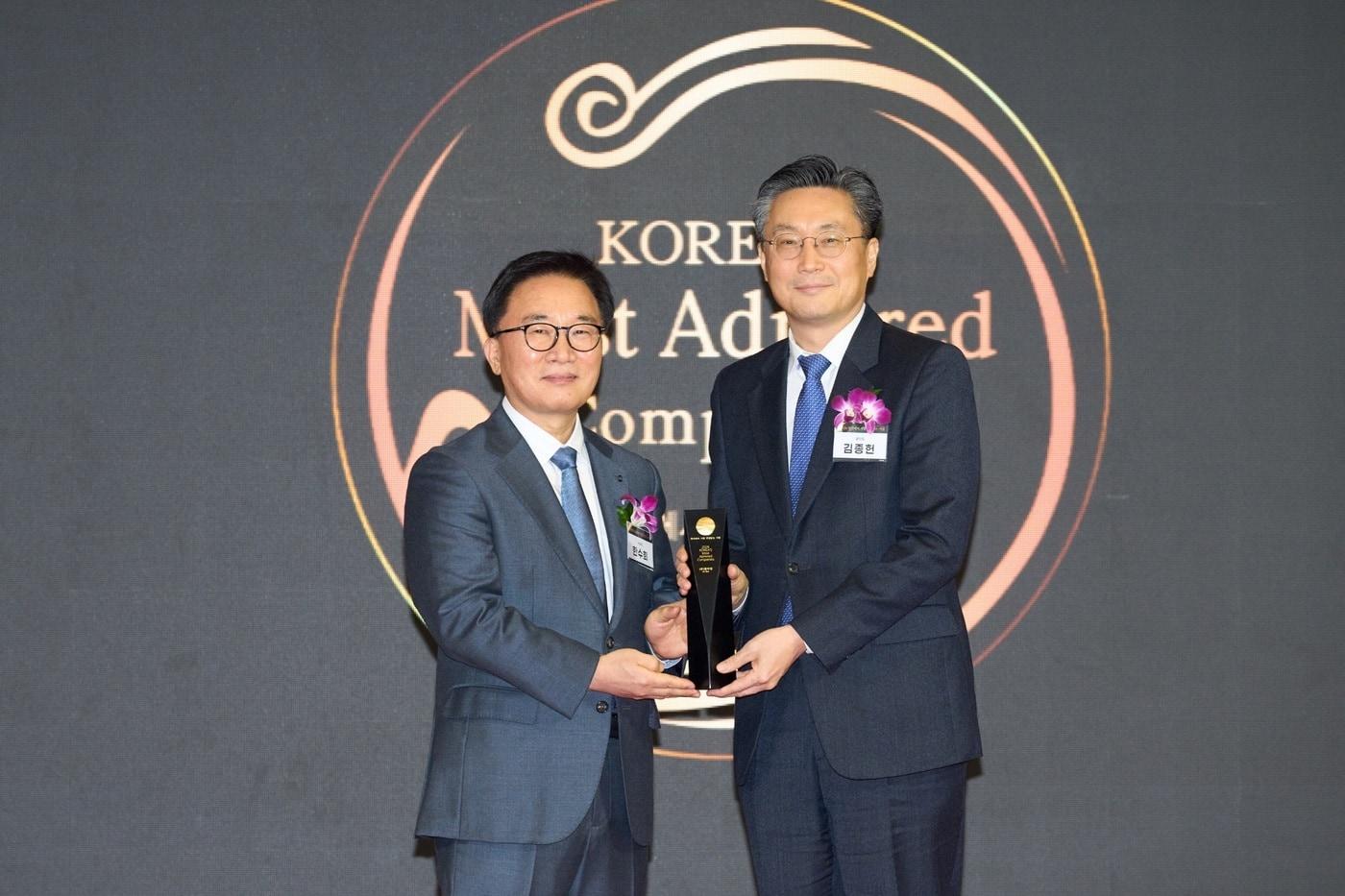 본문 이미지 - 10일 한국능률협회컨설팅 주관으로 여의도 콘래드 서울에서 열린 '2026년 제23차 한국에서 가장 존경받는 기업' 인증식에서 (왼쪽) 한수희 한국능률협회컨설팅 대표이사로부터 김종헌 풀무원 경영기획실장이 '한국에서 가장 존경받는 기업' 올스타(All Star) 상패를 수여 받고 기념 촬영을 하고 있는 모습.(풀무원 제공) 