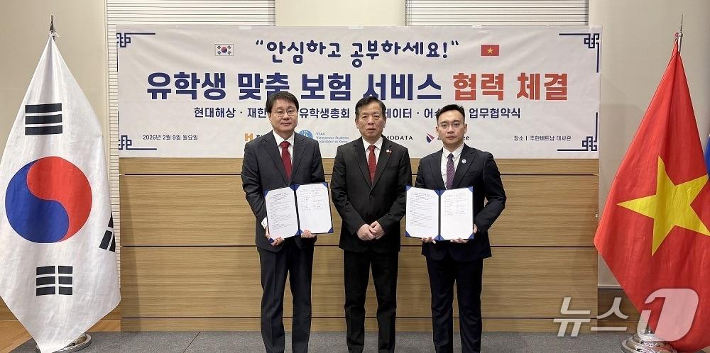 본문 이미지 - 9일 오전 주한베트남대사관에서 현대해상 기업영업2본부장 유영철 상무(왼쪽)와 재한베트남유학생총회 응우옌 쩐 훙(Nguyen Tran Hung, 오른쪽) 회장이 부호(Vu Ho) 주한베트남대사(가운데)가 배석한 가운데 업무협약을 맺고 기념촬영을 하고 있다./사진제공=현대해상