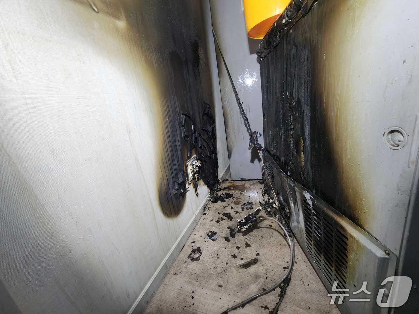 본문 이미지 - 11일 오전 3시 33분쯤 강원 원주시 지정면 가곡리 한 아파트 1층 가구에서 발생한 화재가 약 50분 만에 진화됐다. (강원도소방본부 제공. 재판매 및 DB금지) 2026.2.11/뉴스1