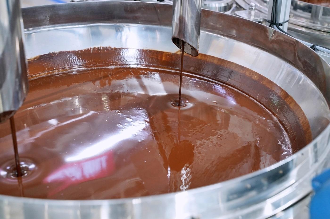 본문 이미지 - 양산공장 BTC 라인에서 생산된 신선한 액상 카카오매스.(롯데웰푸드 제공)