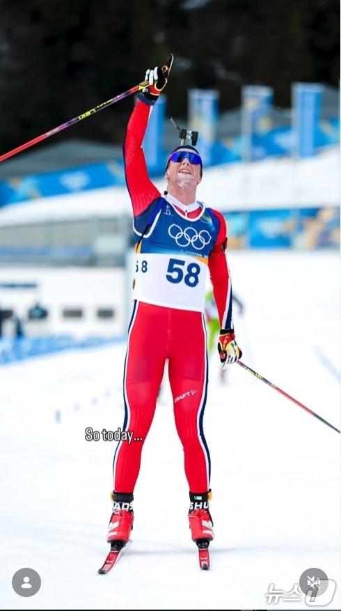 본문 이미지 - 노르웨이의 바이애슬론 선수 요한-올라브 보튼(27)이 이탈리아 안테르셀바 바이애슬론 아레나에서 진행된 밀라노·코르티나담페초 동계 올림픽 남자 20km 개인전 결승선을 통과한 뒤 하늘을 가리키는 세리머니를 하는 모습.(선수 인스타그램 게시물 갈무리)/뉴스1