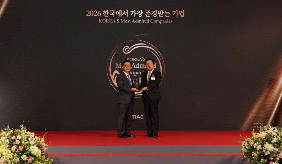 본문 이미지 - 좌측부터 한국능률협회컨설팅 한수희 대표이사, 유한양행 경영관리본부장 이병만 부사장.(유한양행 제공)