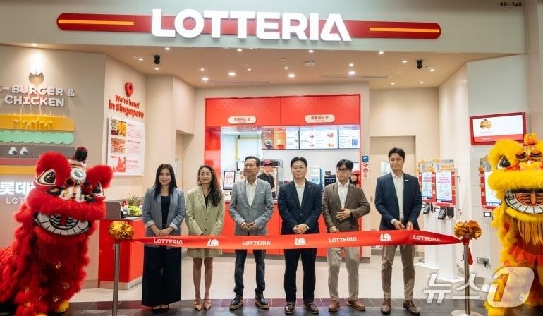 본문 이미지 - 10일 싱가포르 주얼 창이 공항 지하 1층에 위치한 롯데리아 싱가포르 1호점 그랜드 오픈식에서 이원택 롯데GRS 대표이사(우측 3번쨰)와 알란 고 카트리나그룹 회장(우측 4번째)이 참석해 기념촬영을 하고 있다.(롯데GRS 제공)