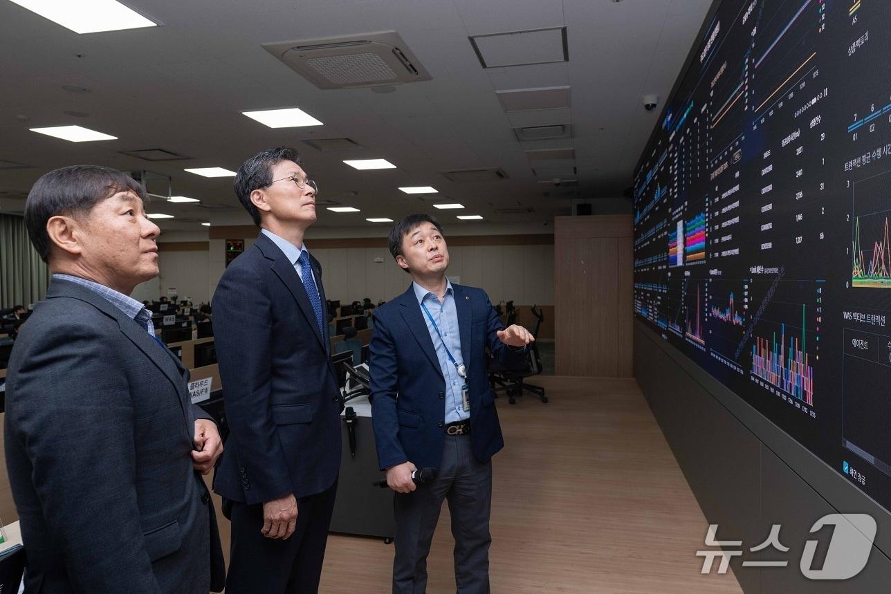 본문 이미지 - 강태영 농협은행장이 지난 10일 경기 의왕 NH통합IT센터를 찾아 비상 운영 계획을 보고 받고 있다. 2026.02.11 / 사진제공=농협은행