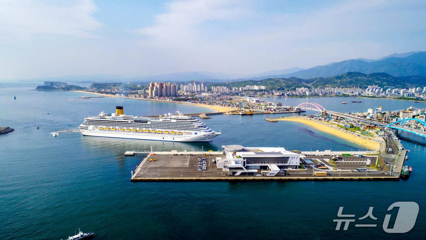 본문 이미지 - 강원 속초항 입항하는 코스타세레나호. (속초시 제공, 재판매 및 DB 금지) 2026.2.11/뉴스1