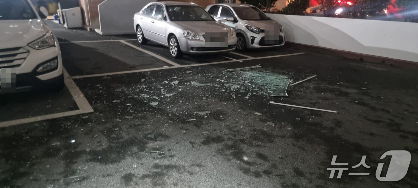 본문 이미지 - 10일 오후 부산 남구 용호동 아파트 가스 버너 폭발로 유리 파편이 떨어져 있다.(부산 남부경찰서 제공. 재판매 및 DB 금지)