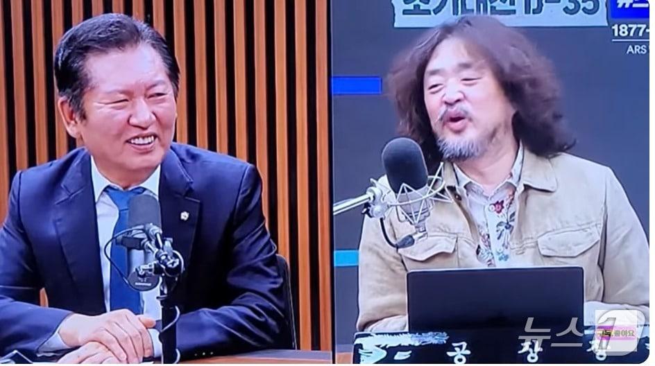 본문 이미지 - 2025년 4월 29일 당시 더불어민주당 정청래 21대 대선 광주전남 선거대책위원장이 유튜브 채널 '김어준의 겸손은 힘들다 뉴스공장'에 출연한 모습. (유튜브 갈무리) ⓒ 뉴스1 