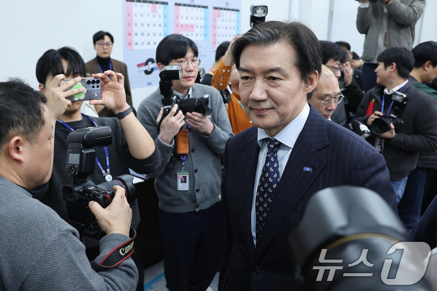 본문 이미지 - 조국 조국혁신당 대표가 11일 서울 여의도 국회에서 더불어민주당과의 합당 관련 입장을 밝힌 후 회의실을 나서고 있다. 2026.2.11 ⓒ 뉴스1 신웅수 기자