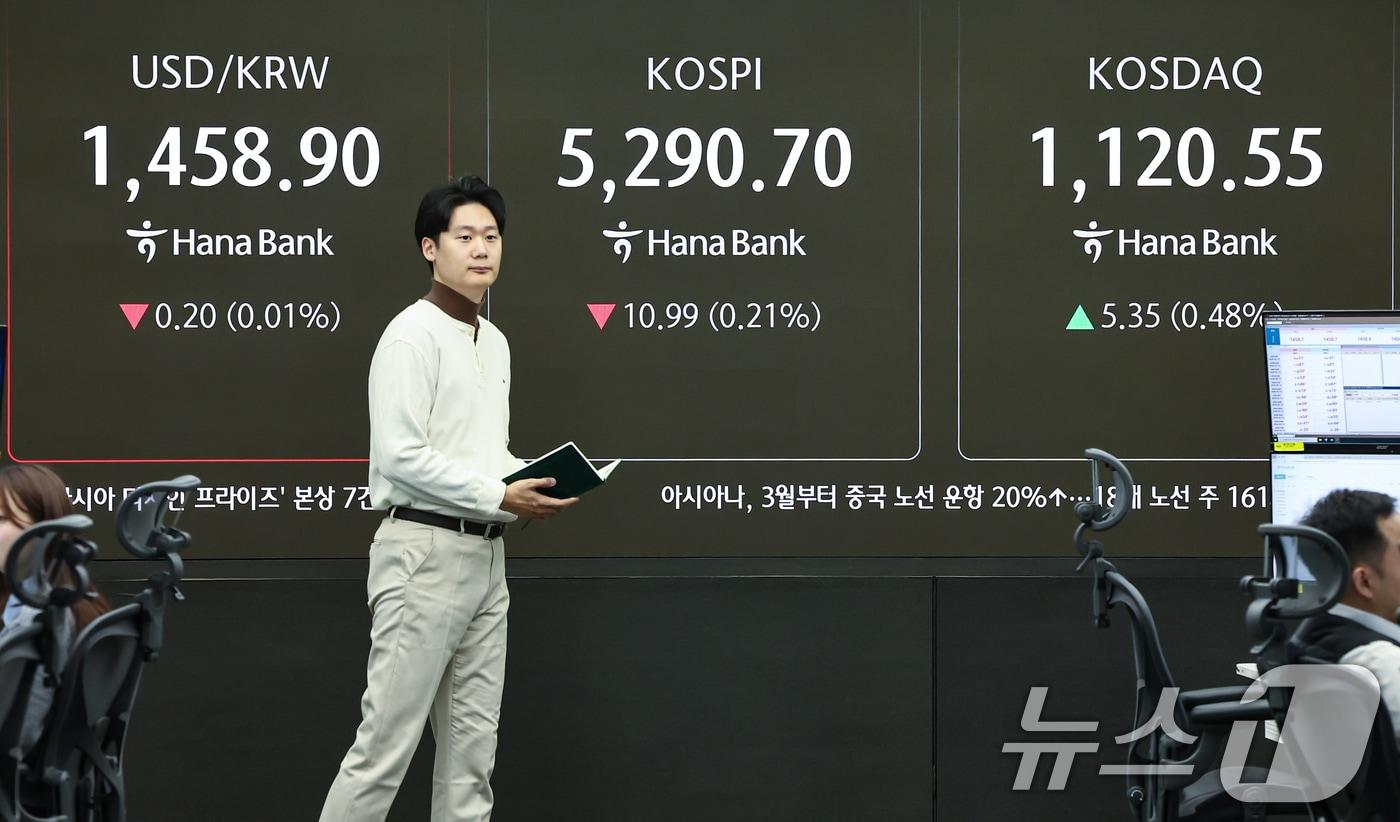 본문 이미지 - 11일 서울 중구 하나은행 딜링룸 전광판에 코스피 시황이 표시되고 있다. 이날 코스피는 전 거래일 대비 7.94p(0.15%) 하락한 5293.75, 코스닥은 5.42p(0.49%) 상승한 1120.62에 거래를 시작했다. 2026.2.11 ⓒ 뉴스1 김도우 기자