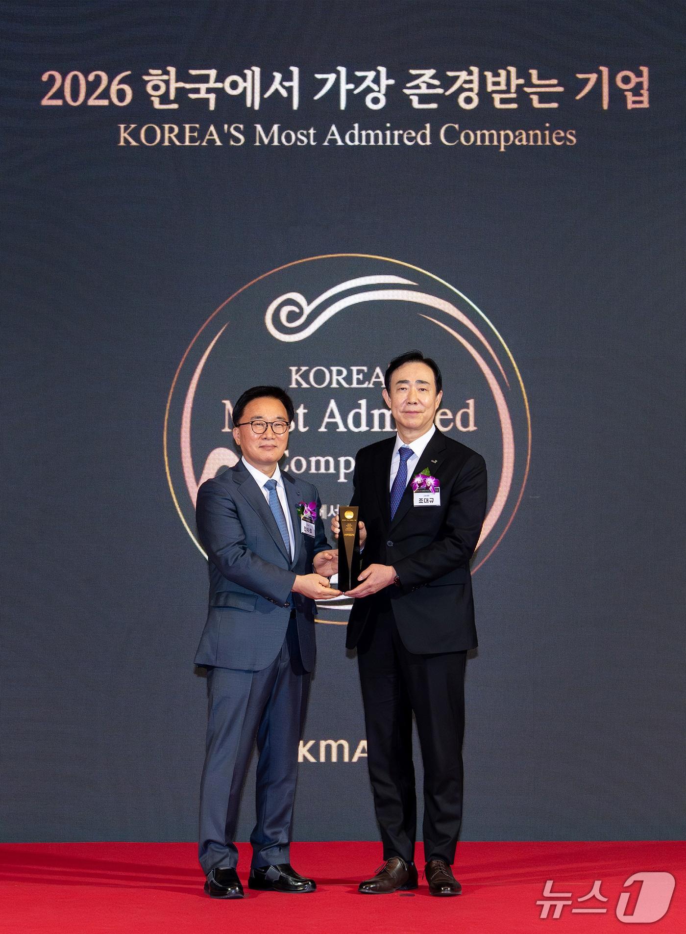 본문 이미지 - 교보생명이 '2026 한국에서 가장 존경받는 기업' 조사에서 4년 연속 생명보험 산업 부문 1위를 차지했다. 지난 10일 서울 여의도 콘래드호텔에서 열린 시상식에서 조대규 교보생명 대표이사 사장(오른쪽)이 한수희 한국능률협회컨설팅 대표이사 사장과 기념 촬영을 하고 있다./사진제공=교보생명