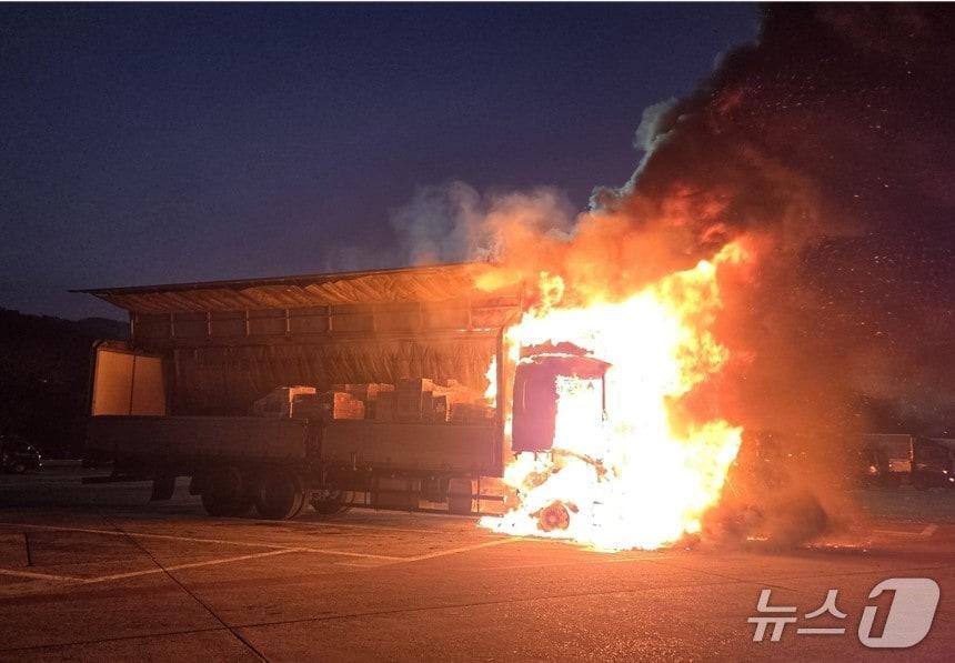 본문 이미지 - 11일 오전 7시 2분쯤 경북 칠곡군 왜관읍 경부고속도로 부산 방향 칠곡휴게소에 정차한 14톤 윙바디 차량에서 불이 나 소방 당국이 진화하고 있다.(경북소방본부 제공. 재판매 및 DB 금지)2026.2.11/뉴스1