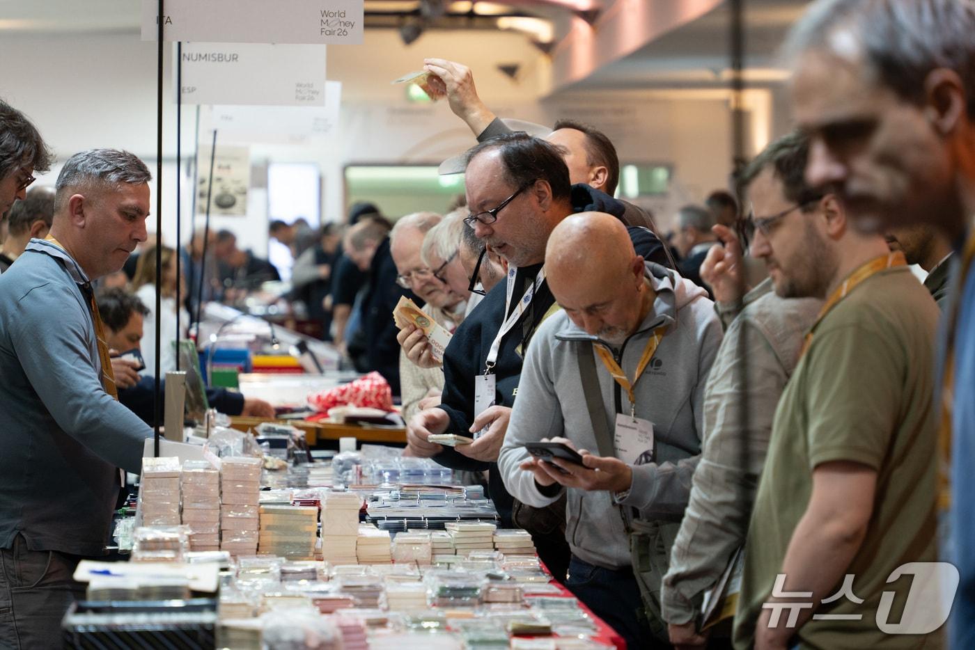 본문 이미지 - 박람회 내 판매 부스에서 관람객들이 다양한 화폐를 구경하고 있다.(한국조폐공사 제공.재판매 및 DB금지)/뉴스1