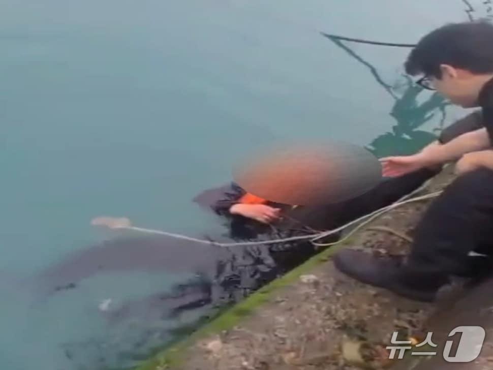 본문 이미지 - 지난 10일 오후 4시 24분쯤 전남 완도군 노화도 해상에서 60대가 바다에 빠져 해경이 구조하고 있다.(완도해경 제공. 재판매 및 DB 금지)