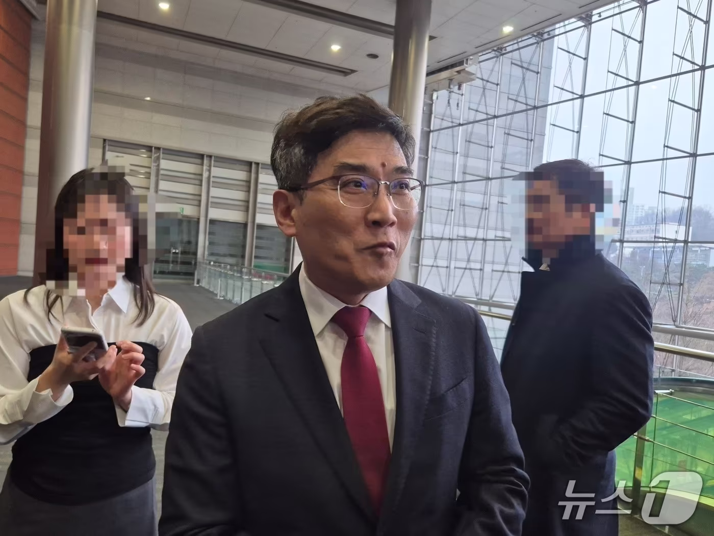 본문 이미지 - 송재혁 삼성전자 디바이스솔루션(DS) 부문 최고기술책임자(CTO) 사장이 11일 서울 강남구 코엑스에서 열린 '세미콘 코리아 2026' 기조연설에 참석하기 전 기자들과 질의응답하고 있다. 2026.2.11/뉴스1 최동현 기자