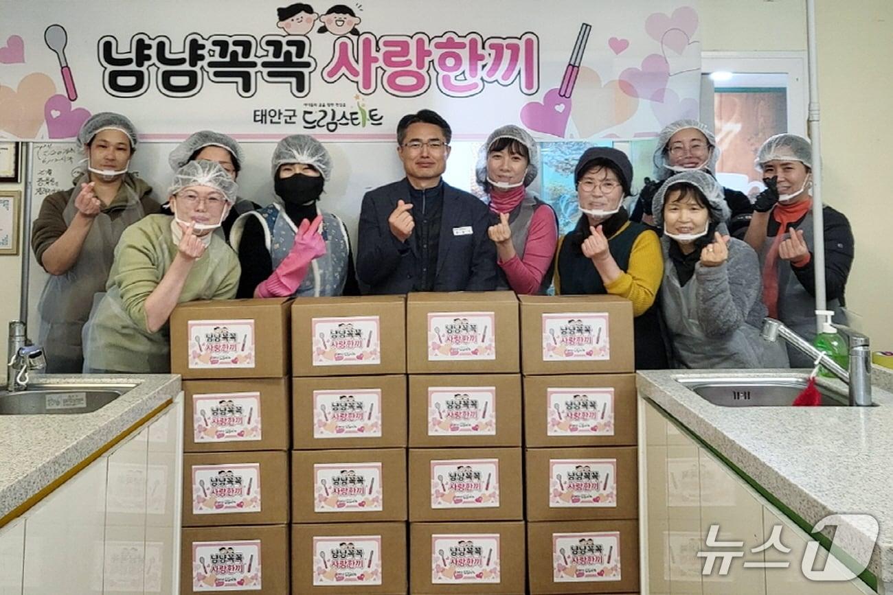 본문 이미지 - 지난 10일 자원봉사자가 직접 만든 반찬을 전달하는 모습(태안군 제공. 재판매 및 DB금지)2026.2.11/뉴스1