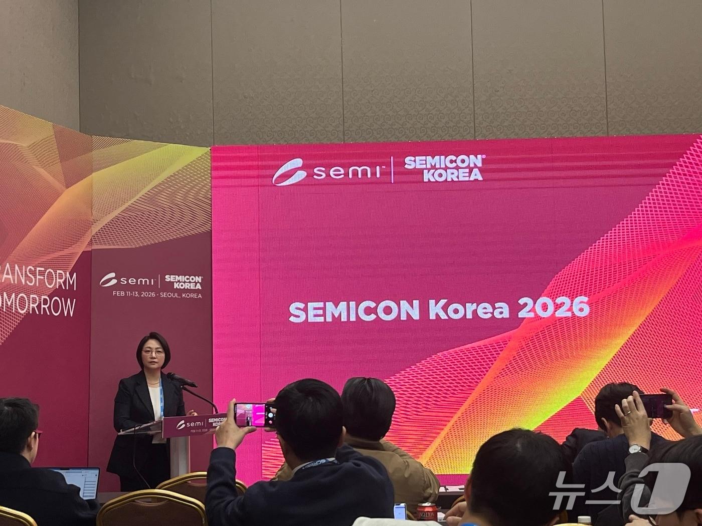 본문 이미지 - 차지현 SEMI 대표가 11일 서울 강남구 코엑스에서 열린 '세미콘 코리아 2026' 개막식에 앞서 기자간담회를 진행하고 있다.ⓒ 뉴스1