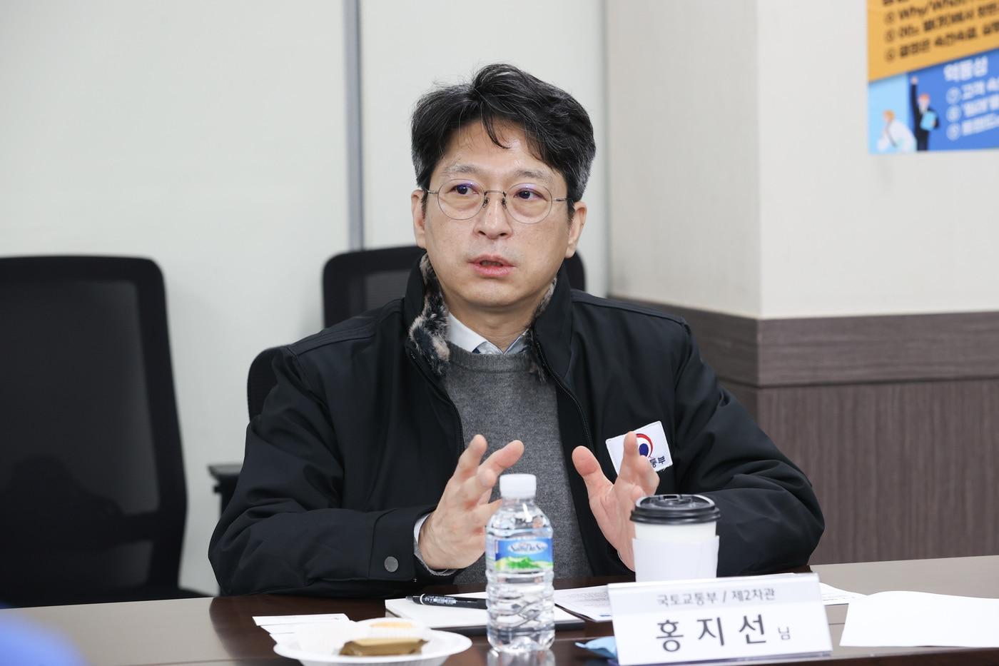 본문 이미지 - 홍지선 국토교통부 제2차관이 11일 서울 금천구 가산동 CJ대한통운 관악 서브터미널을 방문했다(국토교통부 제공).뉴스1 ⓒ News1