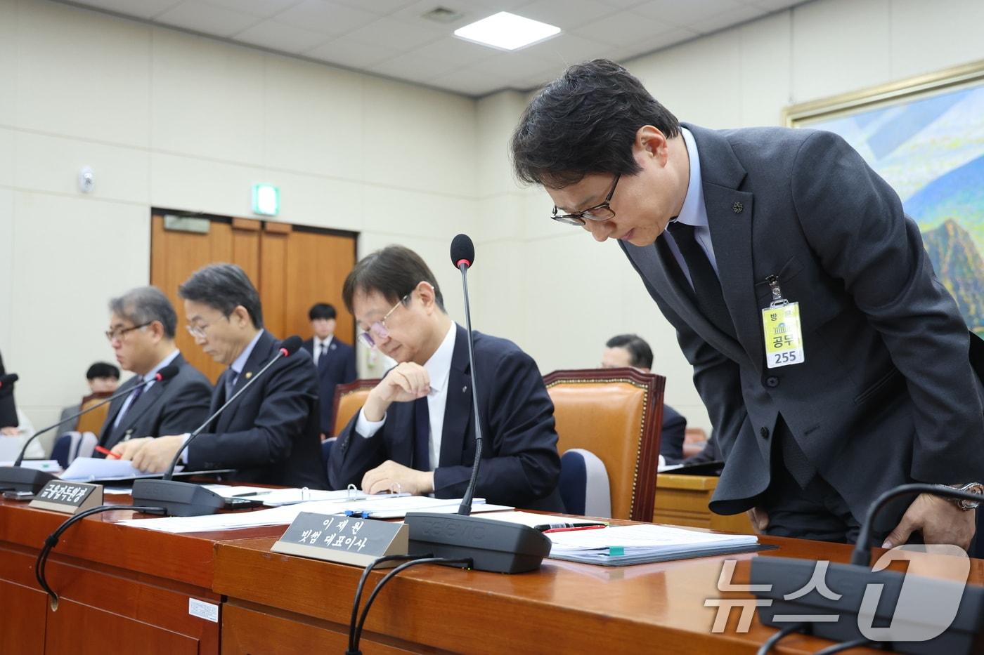 본문 이미지 - 이재원 빗썸 대표가 11일 서울 여의도 국회 정무위원회에서 열린 빗썸의 비트코인 오지급 사태와 관련 긴급현안질의에 출석해 고개 숙여 사과하고 있다. 2026.2.11 ⓒ 뉴스1 신웅수 기자