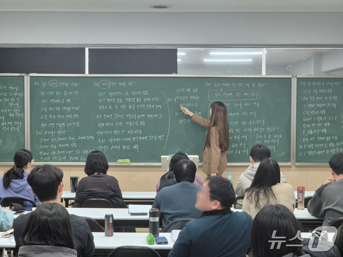 본문 이미지 - 10일 오전 11시께 울산 중구의 한 공무원 학원에서 공시생들이 국어 강의를 듣고 있다.2026.2.11/뉴스1ⓒ 뉴스1 박정현 기자