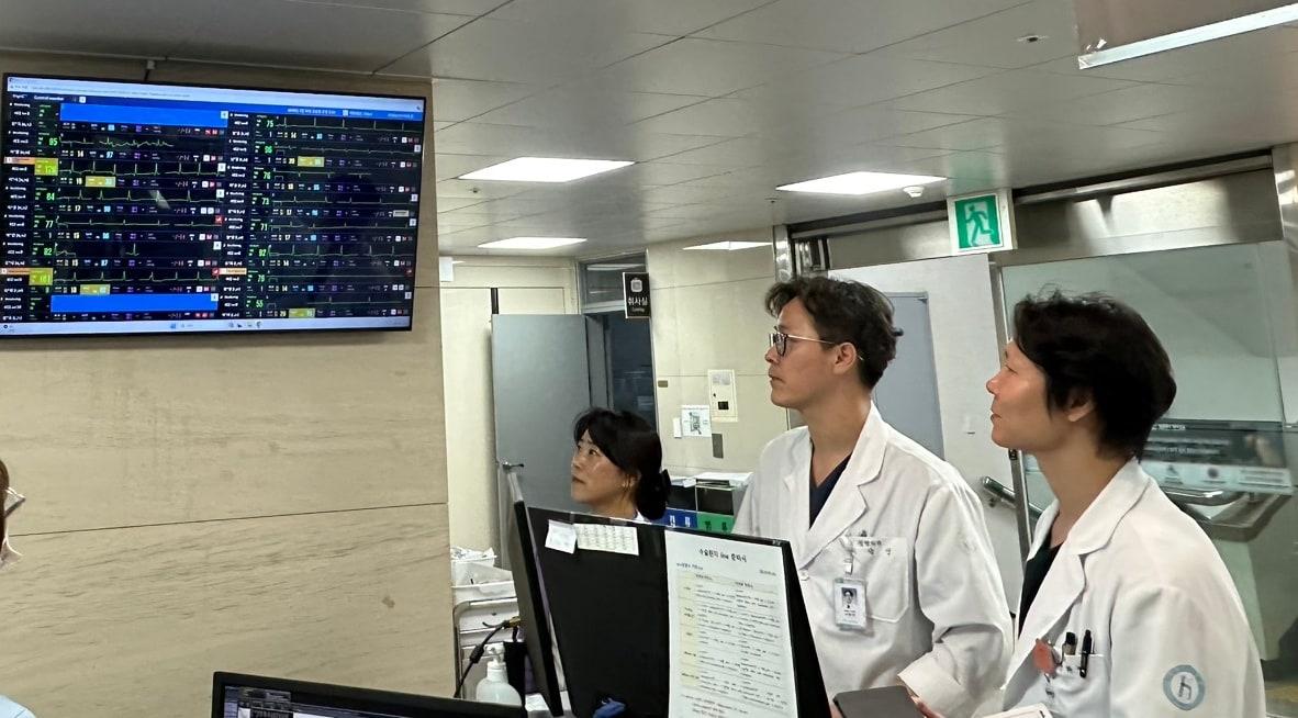본문 이미지 - 광주한국병원 의료진들이 병동에 설치된 씽크(thynC) 모니터를 통해 환자 상태를 확인하고 있다.(대웅제약 제공)/뉴스1