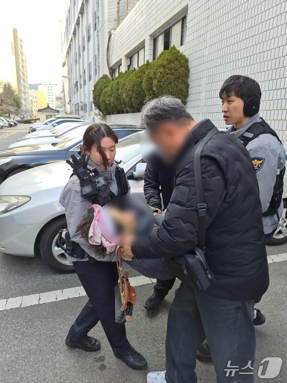 본문 이미지 - 지난 8일 부산 사하경찰서 괴정지구대 소속 경찰들이 실종된 치매 노인을 옮기고 있다.(사하경찰서 제공. 재판매 및 DB 금지)