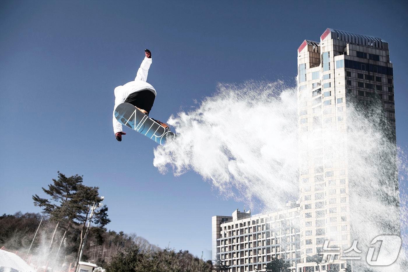 본문 이미지 - 휘닉스파크에서 라이딩하는 스노보더.(휘닉스파크 제공, 재판매 및 DB 금지) 2026.2.11/뉴스1