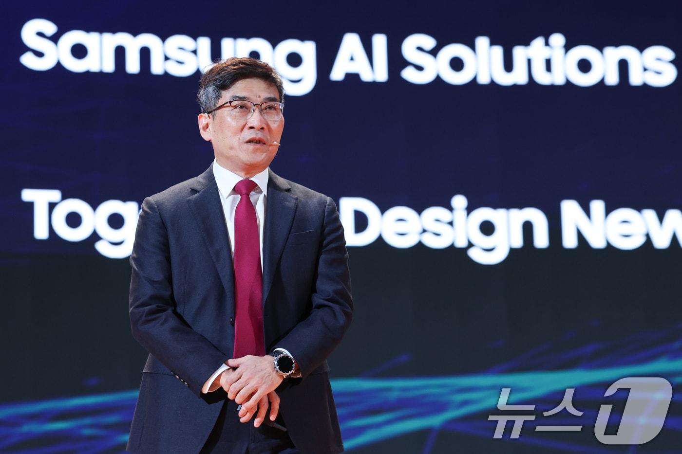 본문 이미지 - 송재혁 삼성전자 디바이스솔루션(DS) 부문 최고기술책임자(CTO) 사장이 11일 서울 강남구 코엑스에서 열린 세미콘 코리아 2026에서 '제타플롭스(ZFLOPS) 시대를 넘어, 다음 단계는?'을 주제로 기조연설을 하고 있다. 2026.2.11 ⓒ 뉴스1 안은나 기자