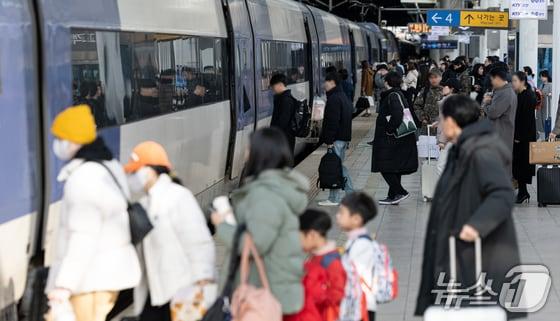 본문 이미지 - 2025년 1월 26일 서울 용산구 서울역에서 설 귀성객들이 열차에 탑승하고 있다. 2025.1.26/뉴스1 (서울=뉴스1) 이승배 기자