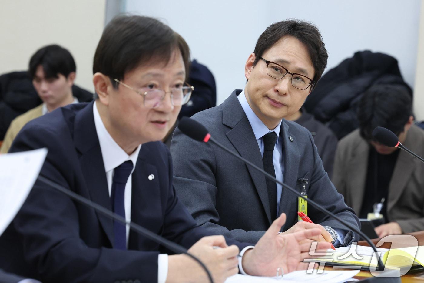 본문 이미지 - 이재원 빗썸 대표가 11일 서울 여의도 국회 정무위원회에서 열린 빗썸의 비트코인 오지급 사태와 관련 긴급현안질의에 출석해 이찬진 금융감독원장의 답변을 듣고 있다. 2026.2.11 ⓒ 뉴스1 신웅수 기자