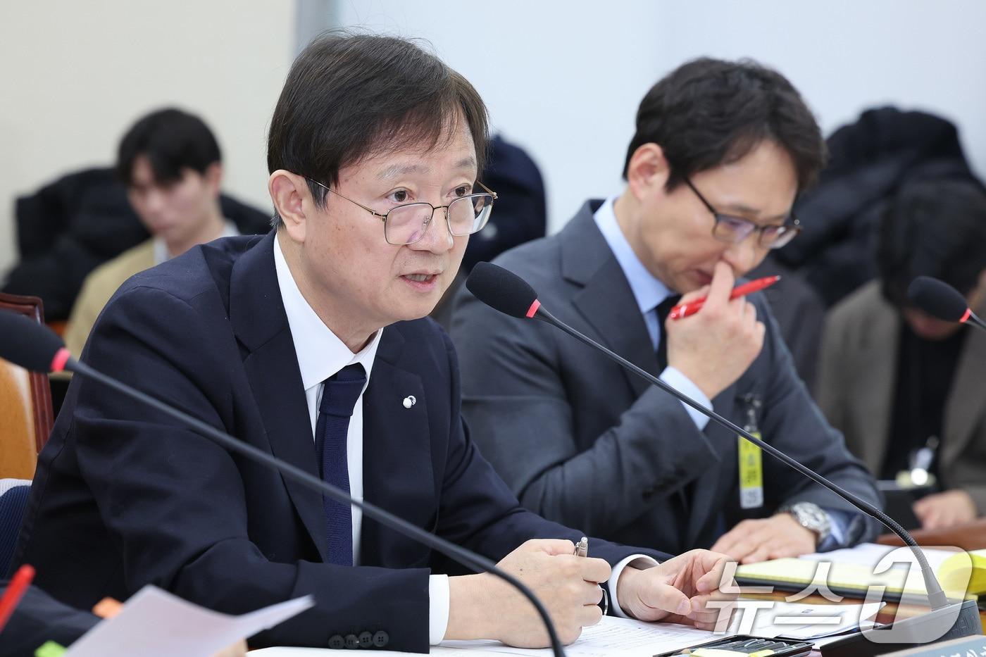 본문 이미지 - 이찬진 금융감독원장이 11일 서울 여의도 국회 정무위원회에서 열린 빗썸의 비트코인 오지급 사태와 관련 긴급현안질의에 출석해 의원 질의에 답변하고 있다. 2026.2.11 ⓒ 뉴스1 신웅수 기자