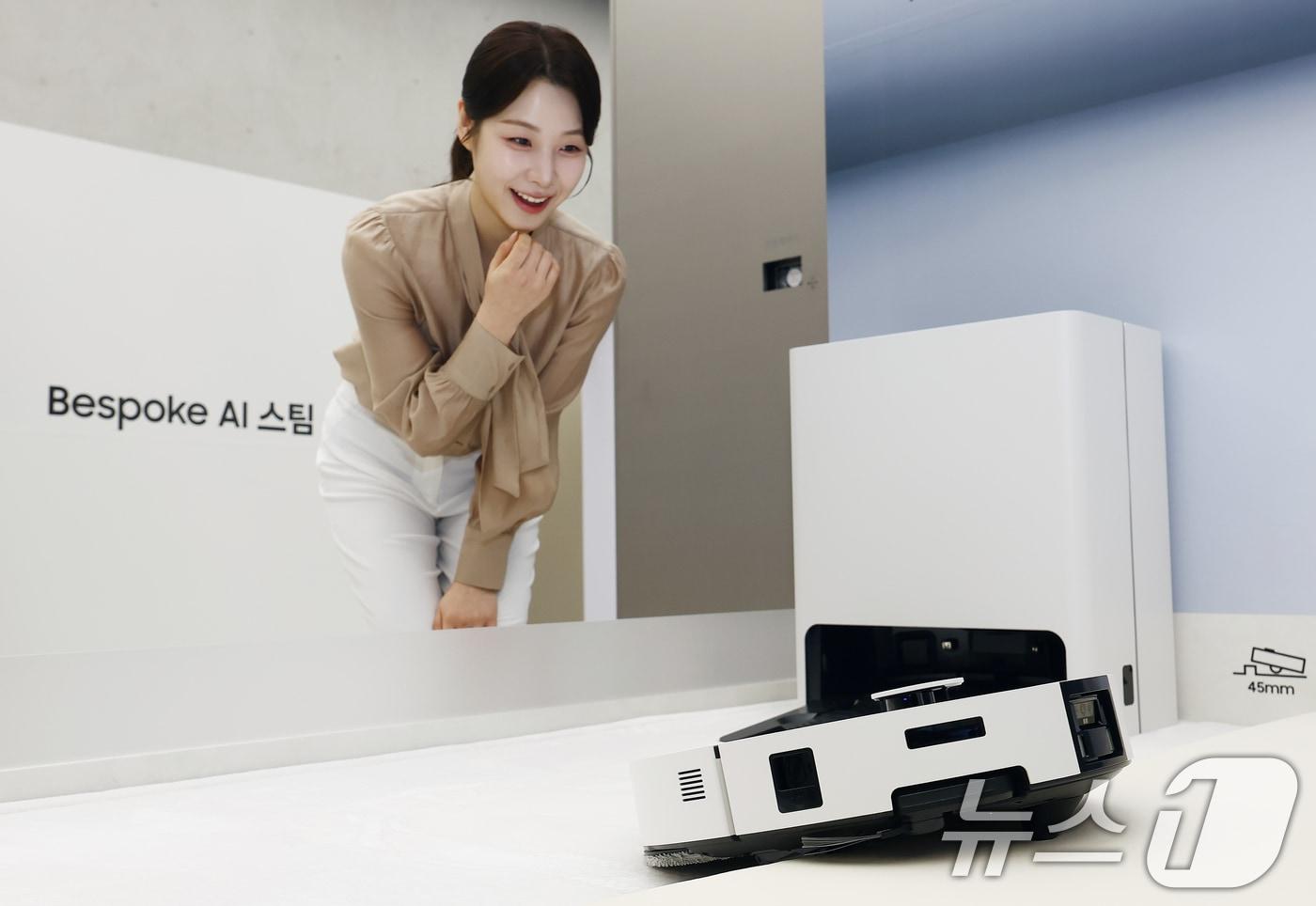 본문 이미지 - 11일 오전 서울 강남구 삼성 강남에서 모델이 '2026년형 비스포크 AI 스팀 로봇청소기'를 선보이고 있다. 강력한 흡입력과 고도화된 주행 성능, 삼성만의 독보적인 보안 솔루션인 녹스 매트릭스와 녹스 볼트가 탑재된 비스포크 AI 스팀 로봇청소기는 오는 11일 사전 판매를 진행, 내달 3일 정식 출시된다. 2026.2.11 ⓒ 뉴스1 김민지 기자