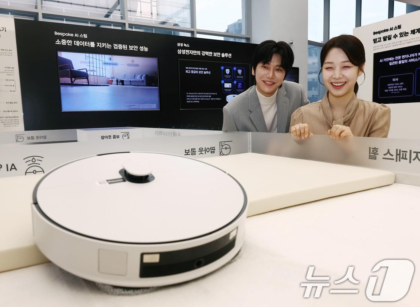 본문 이미지 - 서울 강남구 삼성 강남에서 모델들이 '2026년형 비스포크 AI 스팀 로봇청소기'를 선보이고 있다.2026.2.11 ⓒ 뉴스1 김민지 기자