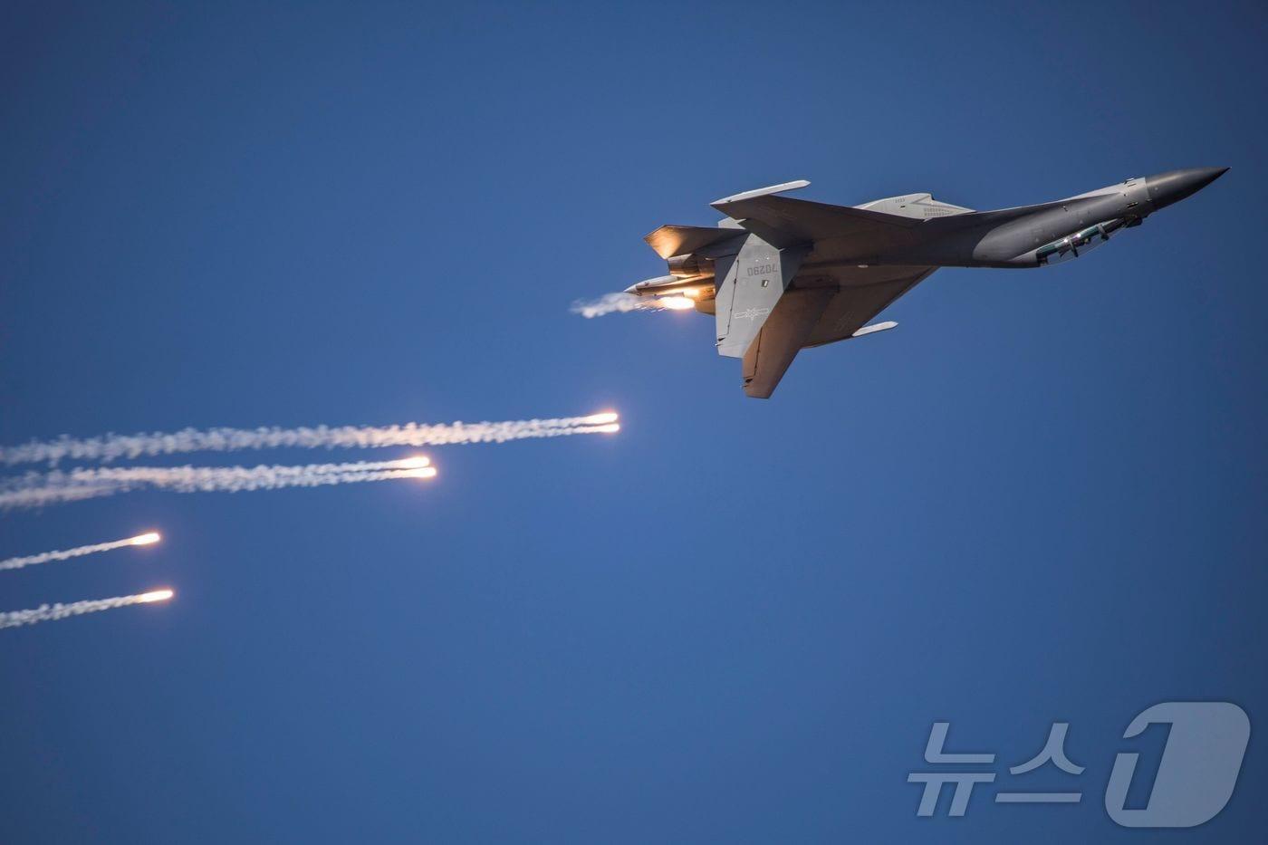 본문 이미지 - 2019년 10월 17일 중국 북동부 지린성 창춘에서 열린 중국 인민해방군 공군 창설 70주년 기념 항공 공개 행사에서 J-16 전투기가 곡예비행을 선보이는 모습 2019.10.17. ⓒ AFP=뉴스1 ⓒ News1 이정환 기자