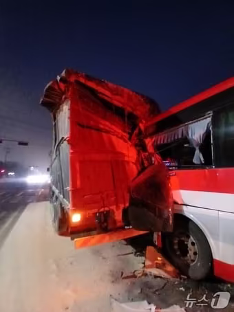 본문 이미지 - 11일 오전 6시 41분께 전북 군산시 소룡동 여객터미널 삼거리 인근 도로에서 통근 버스와 25톤 화물차량이 추돌하는 사고로 1명이 숨지고, 10명이 다쳤다.(전북소방본부 제공. 재판매 및 DB금지)