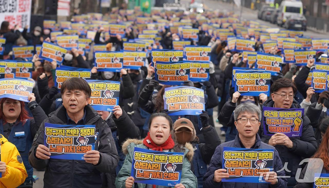 본문 이미지 - 10일 민주노총 공공운수노조가 '국민건강보험고객센터 투쟁승리 결의대회'를 진행 중인 모습(공공운수노조 제공)