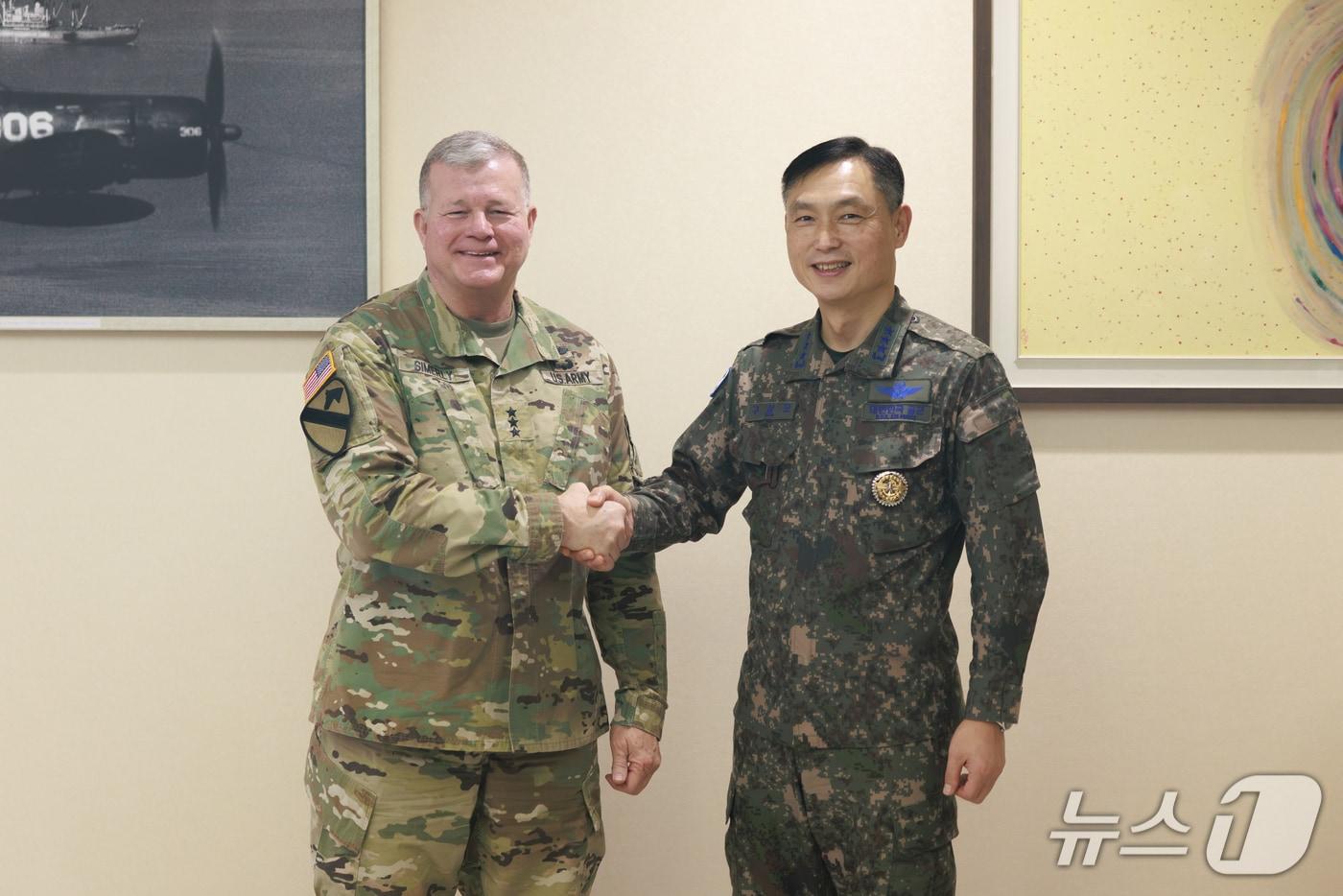 본문 이미지 - 11일 구상모 합참 군사지원본부장이 합참을 방문한 마크 시멀리 미국 국방군수국장과 기념촬영을 하고 있다. (합동참모본부 제공)