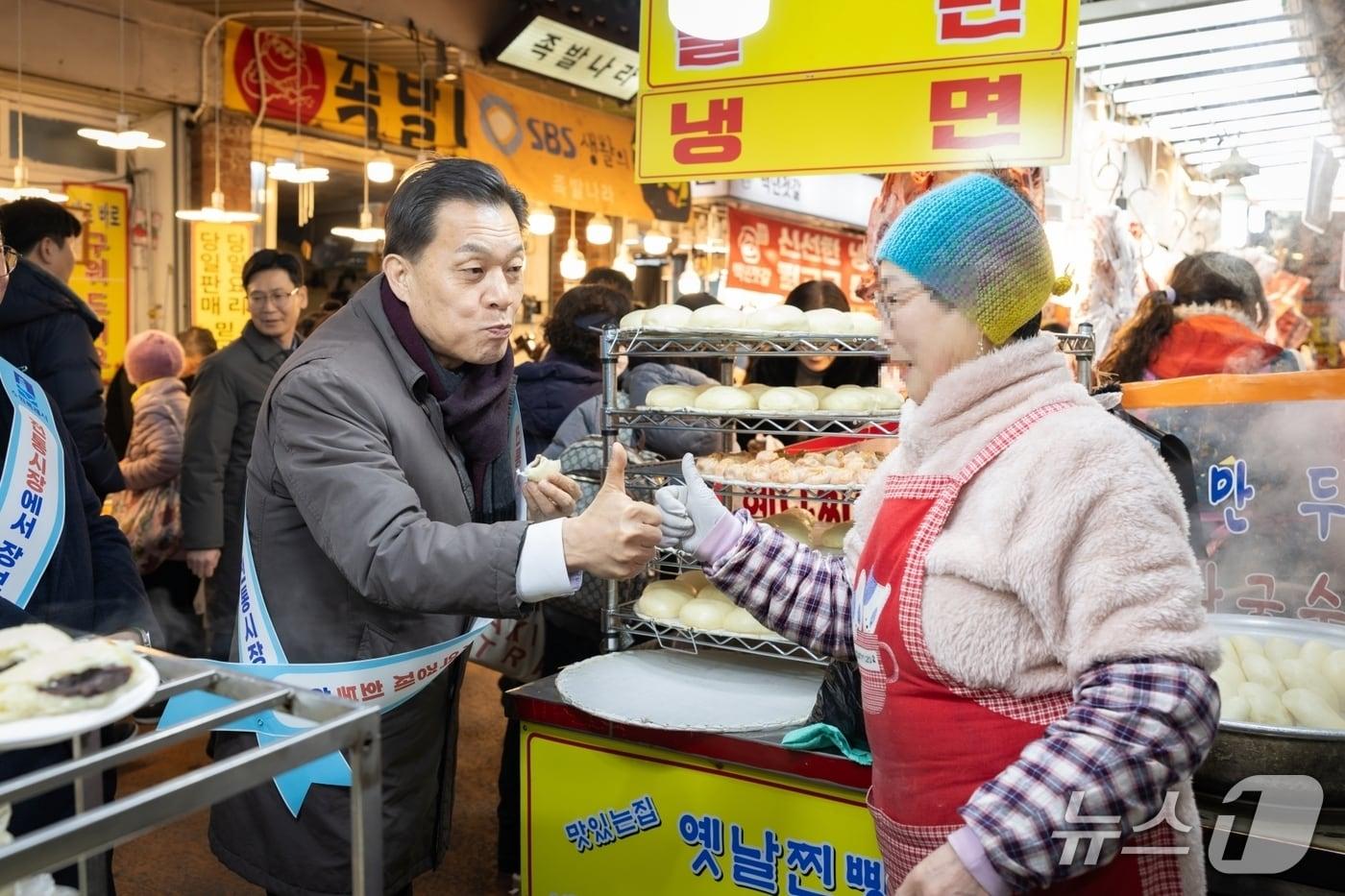 본문 이미지 -  이재준 경기 수원시장이 10일 못골종합시장에서 장을 보고, 상인들과 이야기를 나누고 있다. (수원시 제공. 재판매 및 DB 금지) 2026.2.11/뉴스1