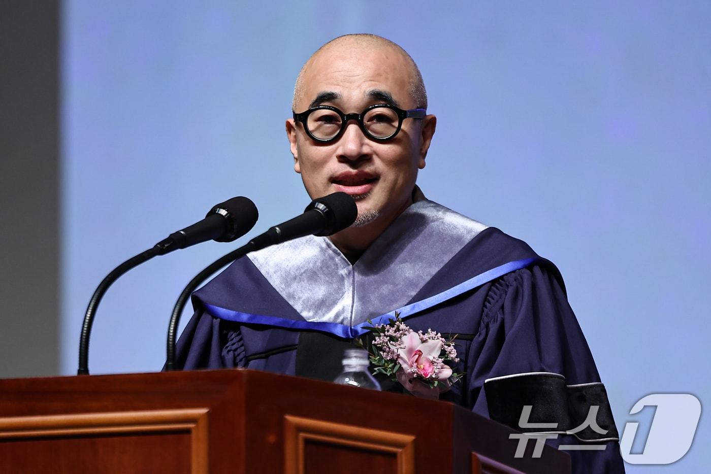 본문 이미지 - 배달의민족 창업자이자 투자회사 그란데클립의 김봉진 대표가 11일 서울 성북구 국민대학교에서 열린 2025학년도 전기 학위수여식에 참석해 축사를 하고 있다. 2026.2.11 ⓒ 뉴스1 김도우 기자